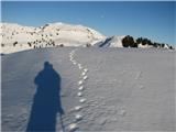 Monte Pieltinis in Monte Morgenleite Sence postanejo vse daljše in na nebu Luna